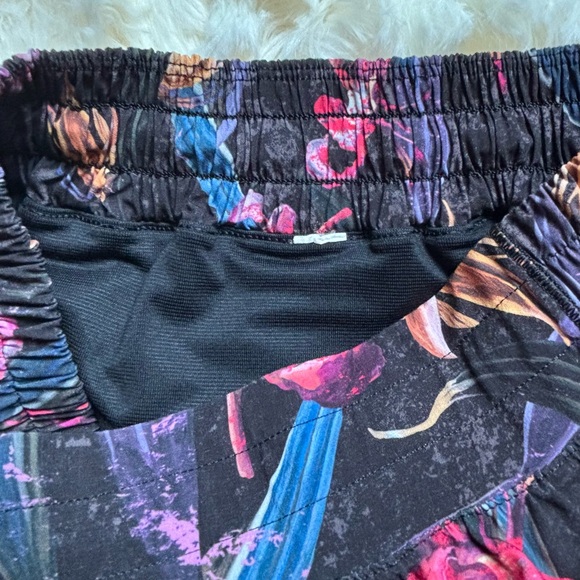 Lululemon Dark Floral Running Shorts Built-In Liner Zip Pocket Size 6 - Picture 3 of 5
